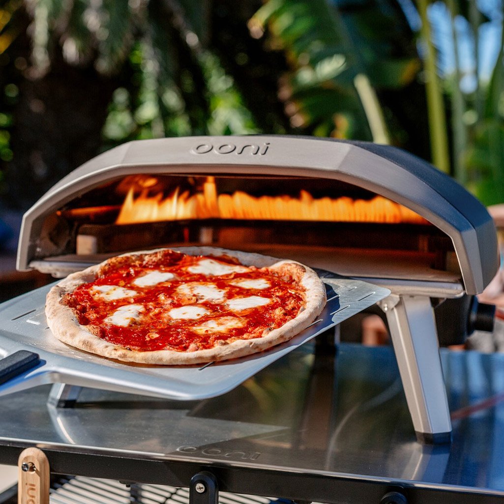 HOW DOES A PIZZA OVEN WORK?